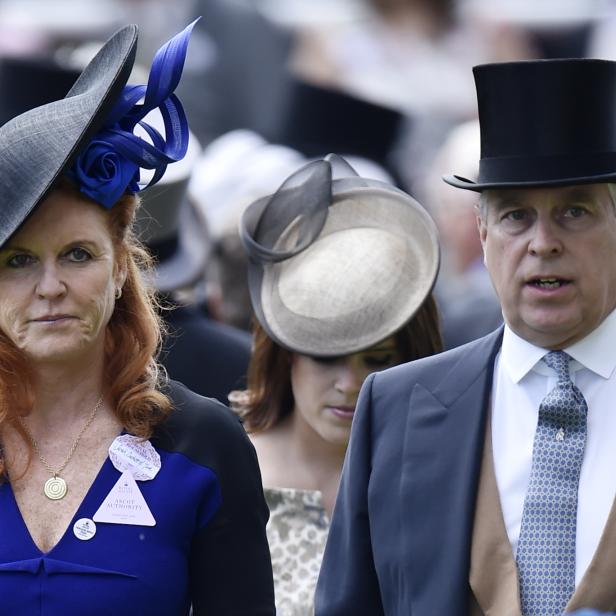 Sarah Ferguson und Prinz Andrew, beide elegant mit Hut, sind auf einer Veranstaltung zu sehen.