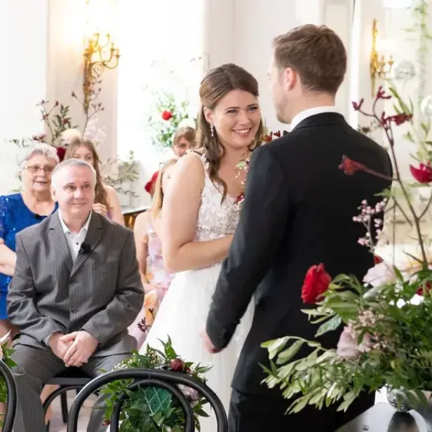 Michelle und Marlon vor dem Traualtar