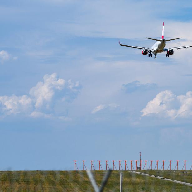Ein Flugzeug im Landeanflug auf den Flughafen in Schwechat.