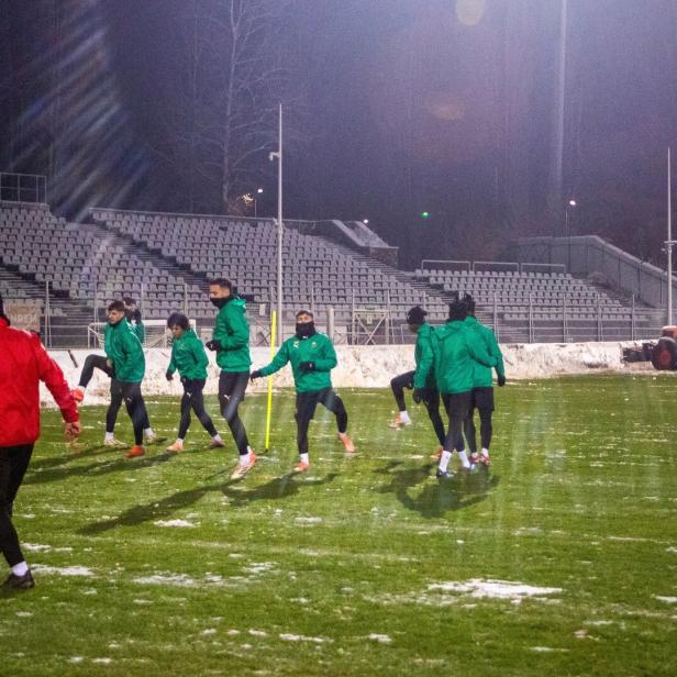 Schnee-Chaos beim Abschlusstraining von Rapid im Not-Stadion