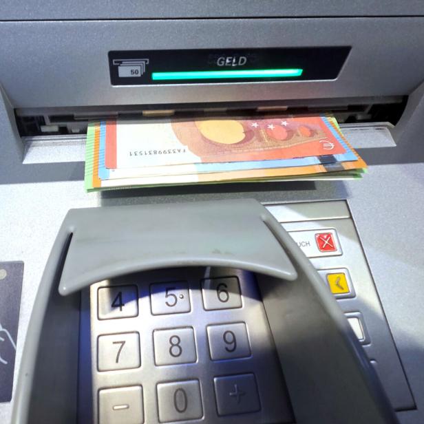 Geldscheine kommen aus einem Bankomaten