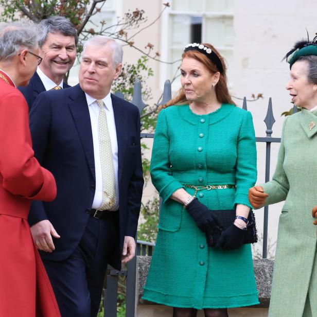 Andrew mit Sarah Ferguson und Prinzessin Anne festlich gekleidet