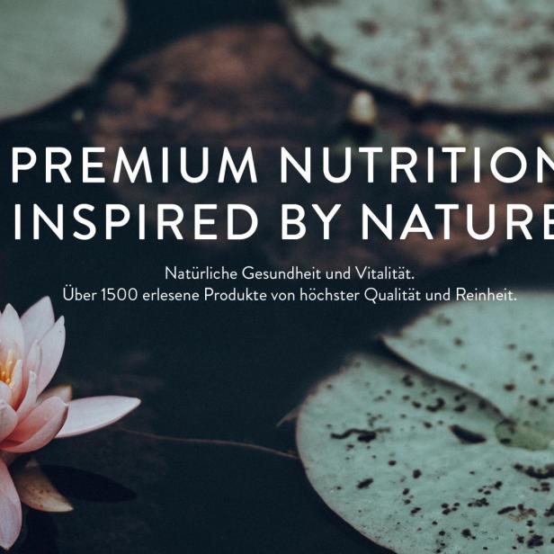 Im Hintergrund ist ein Teich mit einer schwimmenden Lotusblüte zu sehen, davor eine Kapseldose mit Nahrungsergänzungsmittel.