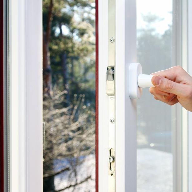 Hand öffnet Fenster