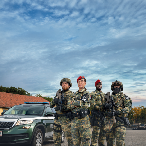 Soldaten in Uniform vor einem Auto 