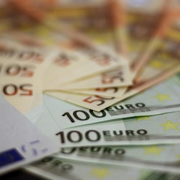 100 Euro-, 50 Euro- und 20Euro-Geldscheine liegen aufgefächert auf einem Stapel.