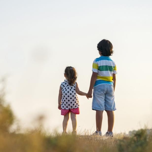 bub und Mädchen Händchenhaltend 