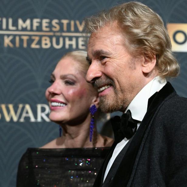 Thomas Gottschalk lächelt mit Begleitung beim Filmfestival Kitzbühel.