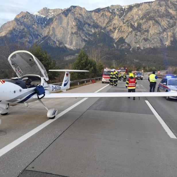 Weißes Segelflugzeug parkt auf dem Pannenstreifen der A2.