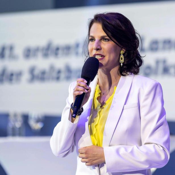 Karoline Edtstadler mit Mikrofon