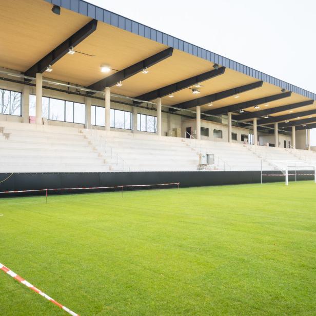 Sport-Club-Platz: Friedhofstribüne