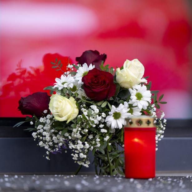 Kerze und Blumen der Trauer