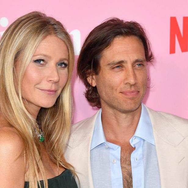 Gwyneth Paltrow und Brad Falchuk vor pinkem Hintergrund.