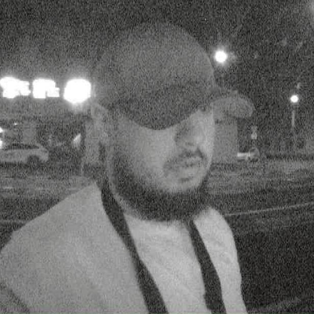 Ein Mann auf einem schwarz-weiß-Bild einer Überwachungskamera.