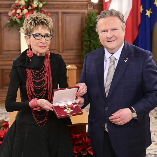 Bürgermeister Ludwig überreichte das Große Goldene Ehrenzeichen an Ingrid Korosec