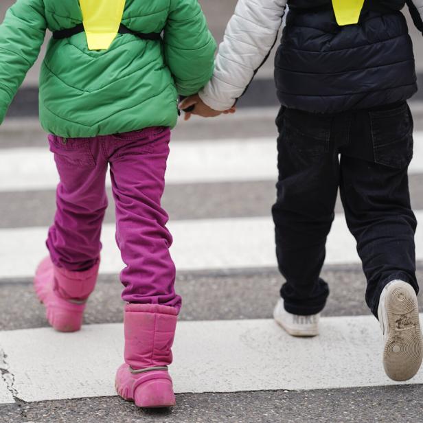 Kinder auf einem Schutzweg