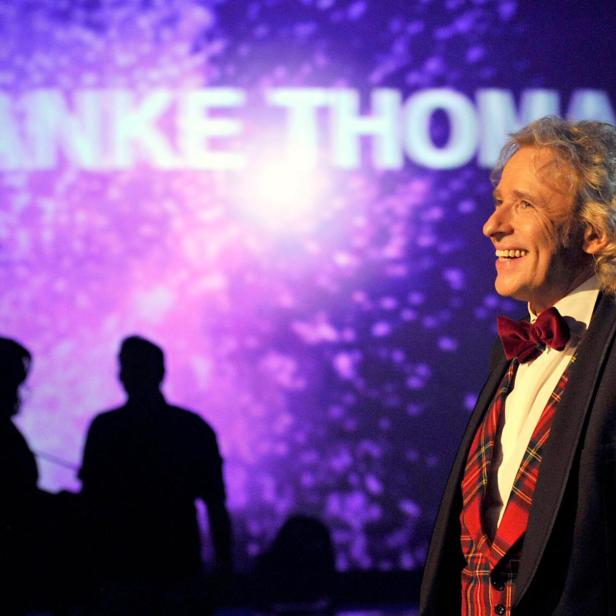 Thomas Gottschalk lächelt vor einem violetten Hintergrund mit der Aufschrift "DANKE THOMAS!".