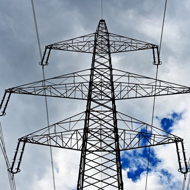 ++ THEMENBILD ++ ENERGIE / STROM / STROMMAST / STROMLEITUNG / STROMPREIS