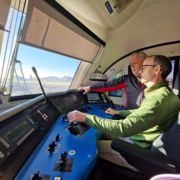 Zwei Männer nebebeinander in einer Lok