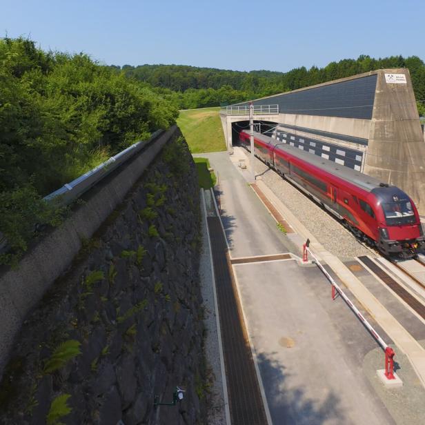 Zug fährt in einen Tunnel