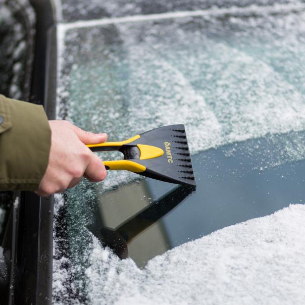 Schnee am Autodach, im Stand laufender Motor oder mangelhaftes Eiskratzen können gefährlich und teuer werden  