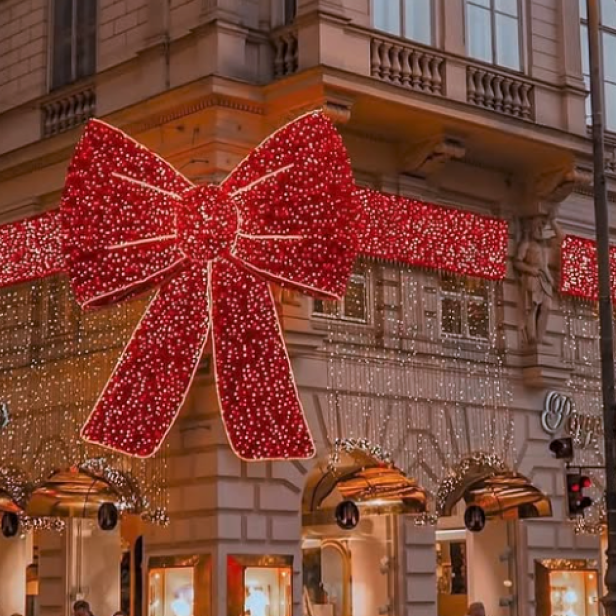 Riesige rote Weihnachtsschleife mit Lichterketten an einem Eckhaus auf der Kärntner Straße.