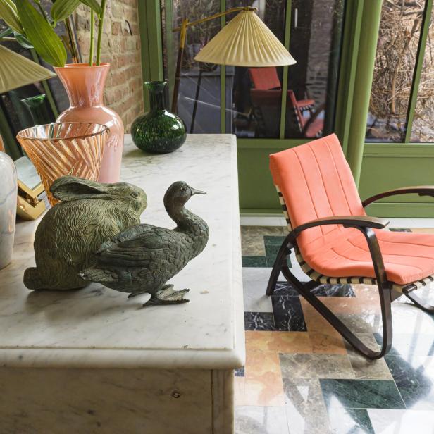 Hübsch eingerichteter Wintergarten mit grünen Türen