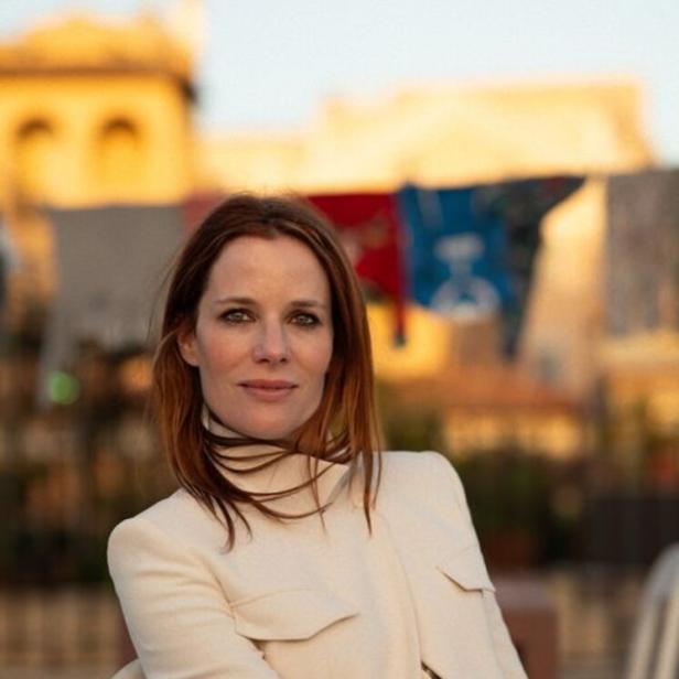 Florence Gaub trägt ein weißes Jacket