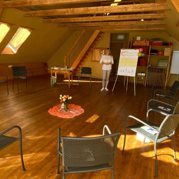 Ein Dachgeschoss aus Holz, mit einem Stuhlkreis