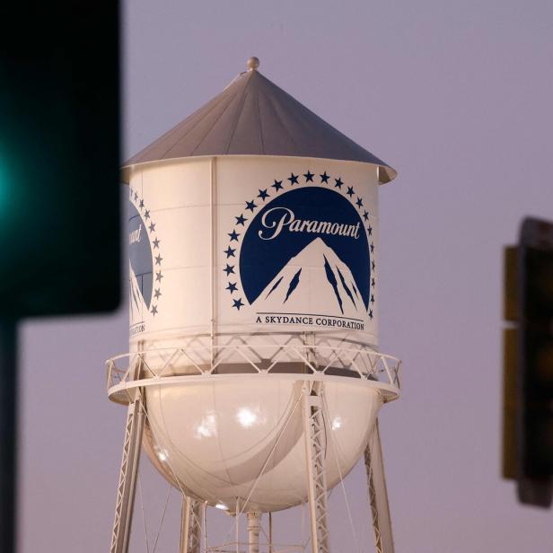 US-PARAMOUNT-ATTEMPTS-HOSTILE-TAKEOVER-BID-FOR-WARNER-BROS.-DISC