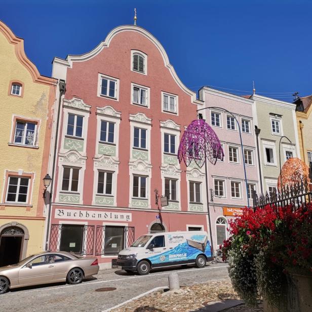 Häuserzeile mit gelbem, rosa und weißem Haus