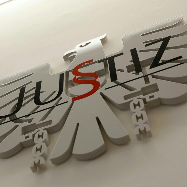 Justizemblem an einer Wand