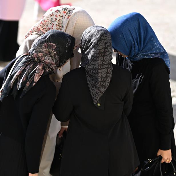 Muslimische Frauen tragen Kopftuch