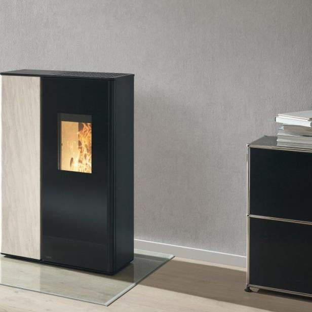 Moderner Pelletofen mit sichtbarer Flamme in einem stilvoll eingerichteten Wohnzimmer.