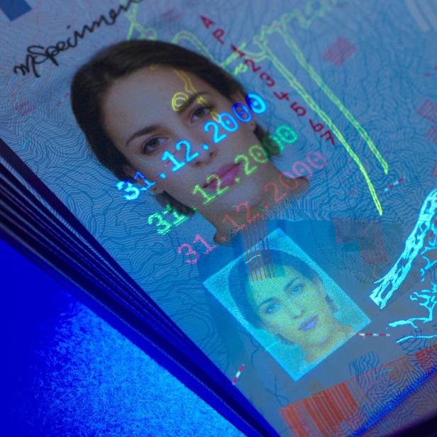 Der Ausweis einer Frau unter einem Blaulichtfilter. 