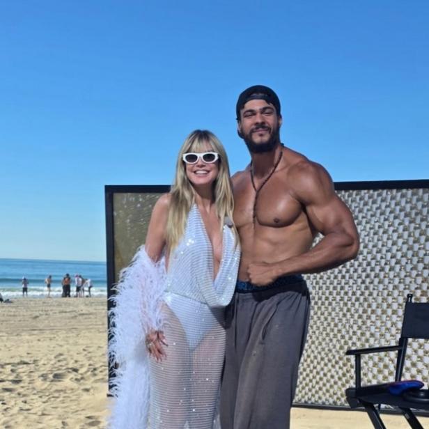 Eine Frau in einem durchsichtigen weißen Kleid mit einem muskulösen Mann ohne T-Shirt