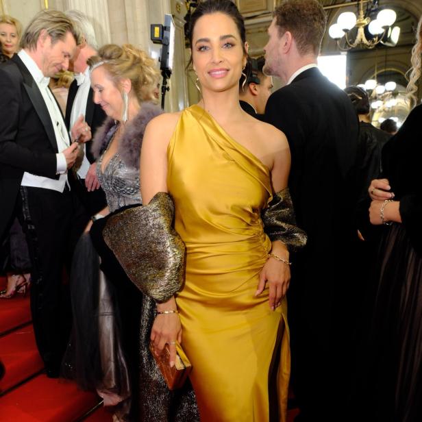 Amira Aly in einem gelben Kleid bei der ROMY Gala.