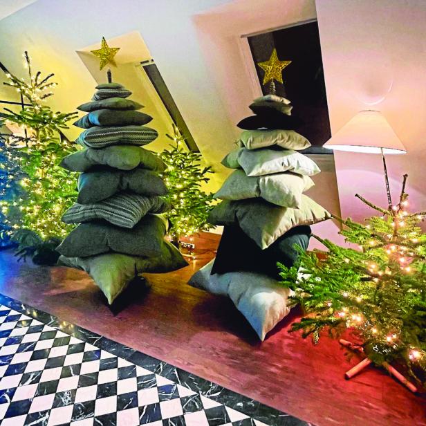 Christbaum aus gestapelten, grünen Pölstern