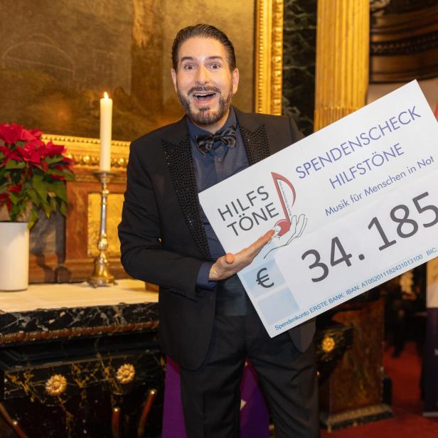 Clemens Unterreiner mit Spendenscheck