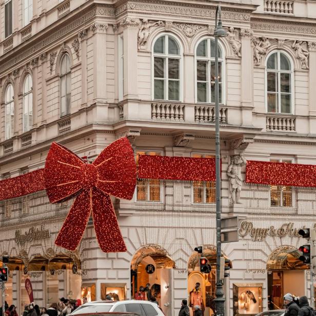 Riesige rote Weihnachtsschleife mit Lichterketten an einem Eckhaus auf der Kärntner Straße.