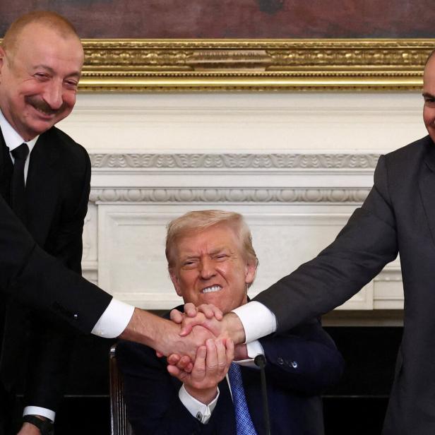 August 2025: Trump mit Aserbaidschans Präsident Alijew (li.) und  Armeniens Premier Paschinjan. 