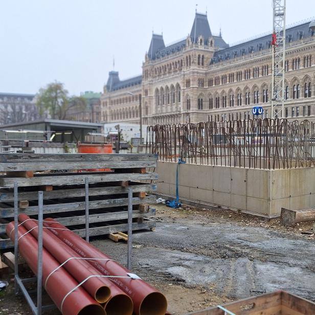 Großbaustelle beim künftigen Linienkreuz U2xU5 hinter dem Rathaus. Mit dem Spatenstich anno 2021 begannen die Schäden an den Häusern.