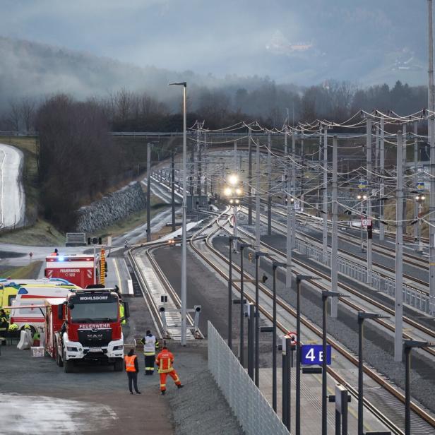 Einsatzfahrzeuge vor der Einfahrt in den Koralmtunnel.
