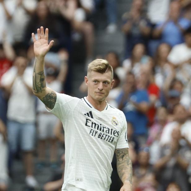 Ex-Profi Toni Kroos winkt dem Publikum zu.