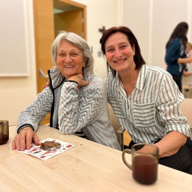 Christine Haltau und ihre Tochter Barbara Rauch-Haltau genießen die Zeit im Café