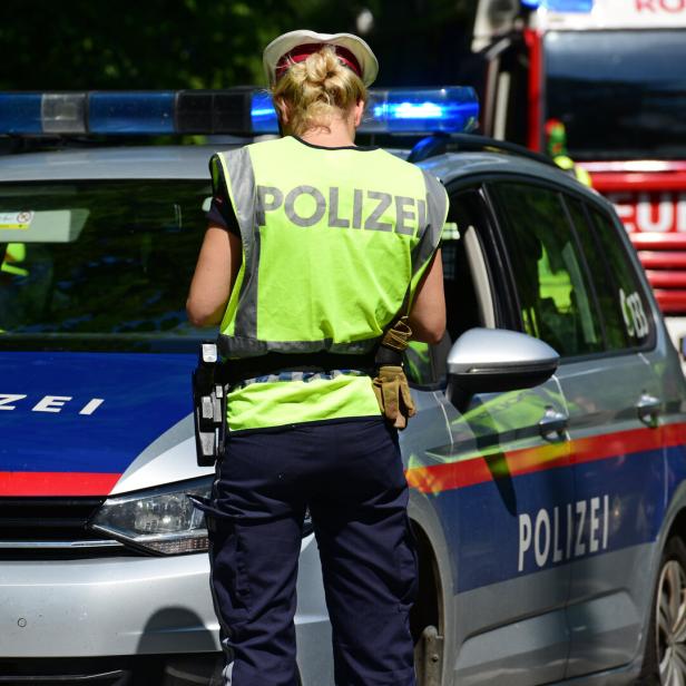 Polizistin vor Polizeiauto