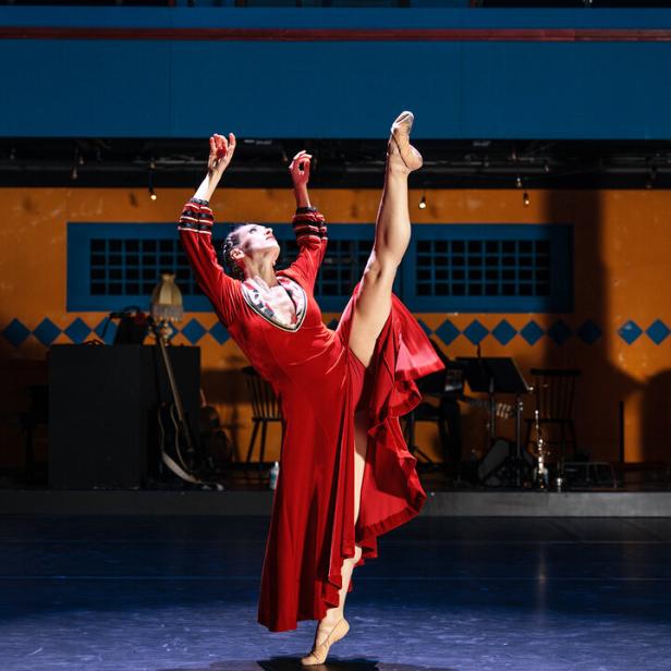 Tanzende Frau: Szenenfoto aus "Viva la Vida".