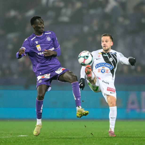 Austrias Barry gegen Horvat vom SK Sturm im Zweikampf.