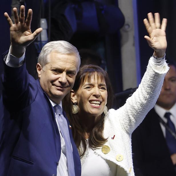 Jose Antonio Kast und seine Frau feiern