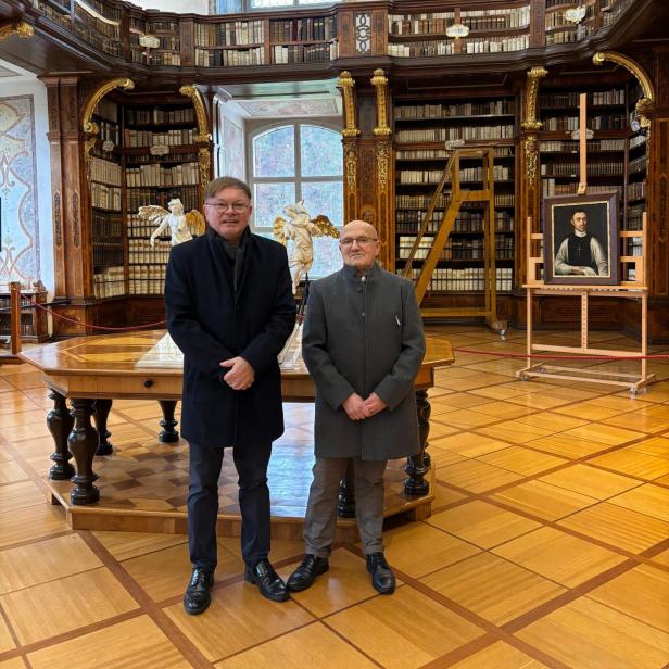 Manfred Bretterbauer und Karl Eichinger stehen in der Barocken Bibliothek im Stift Zwettl.